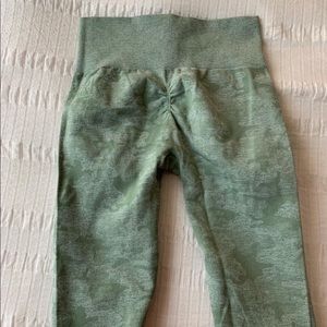 Green camo gym shark leggings! Worn 3 times and I’m great condition